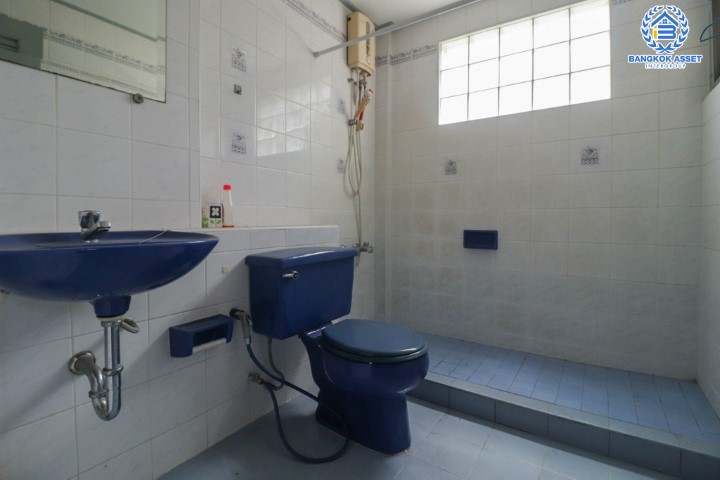 *****บ้านเดี่ยวมือสอง ม.บ้านภาณุ ปิ่นเกล้า-ตลิ่งชัน เนื้อที่กว้างขวางเกือบ 58 ตร.ว. ฟังก์ชัน 3 ห้องนอน 3 ห้องน้ำ ที่จอดรถ 2 คัน บ้านหลังใหญ่ สภาพสสวยงาม ตั้งอยู่ใกล้ทะเลสาบส่วนกลางของหมู่บ้าน การเดินทางสะดวกสบาย เชื่อมต่อถนนกาญจนาภิเษก ใกล้รถไฟฟ้าสายสีน้ำเงิน "สถานีแยกไฟฉาย" และทางด่วน "ศรีรัช" จองเลยวันนี้!